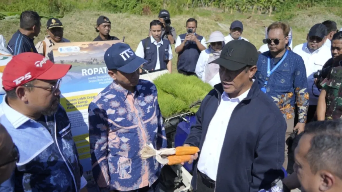 Peneliti benih jagung ITS, Mukhammad Muryono, S.Si., M.Si., Ph.D., Rektor ITS Prof. Dr. (H.C.) Ir. Bambang Pramujati, S.T., M.Sc.Eng., serta Menteri Pertanian RI Andi Amran Sulaiman berdiskusi mengenai benih jagung varietas unggul yang dikembangkan ITS.