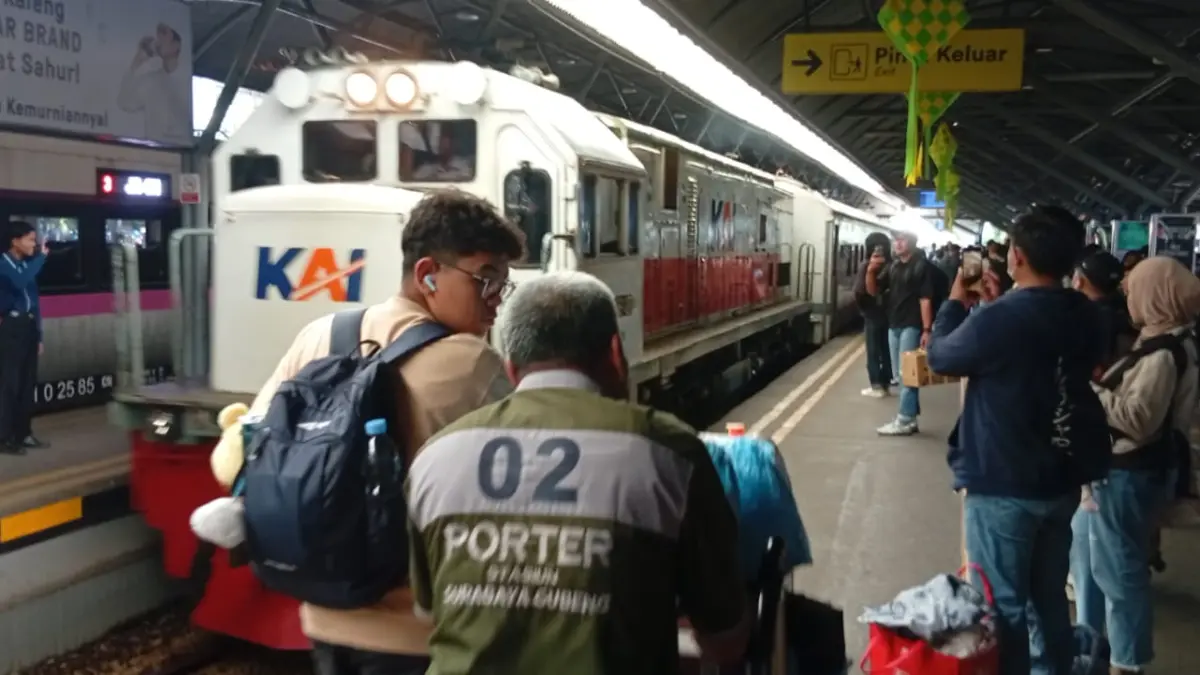 Penumpang kereta api memadati Stasiun Surabaya Gubeng. KAI Daop 8 Surabaya mencatat jumlah penumpang naik 8 persen pada Semester I 2026, sementara keluhan pelanggan turun 4,5 persen. (Rahmat Sudrajat/Radar Surabaya) 