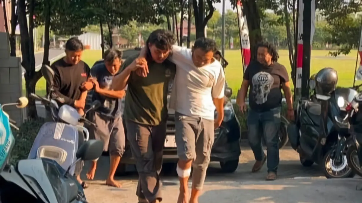 PINCANG : Dua pelaku curanmor HR dan RS diamankan Subdit Jatanras Ditreskrimum Polda Jatim.(MAHRUS/RADAR SURABAYA)