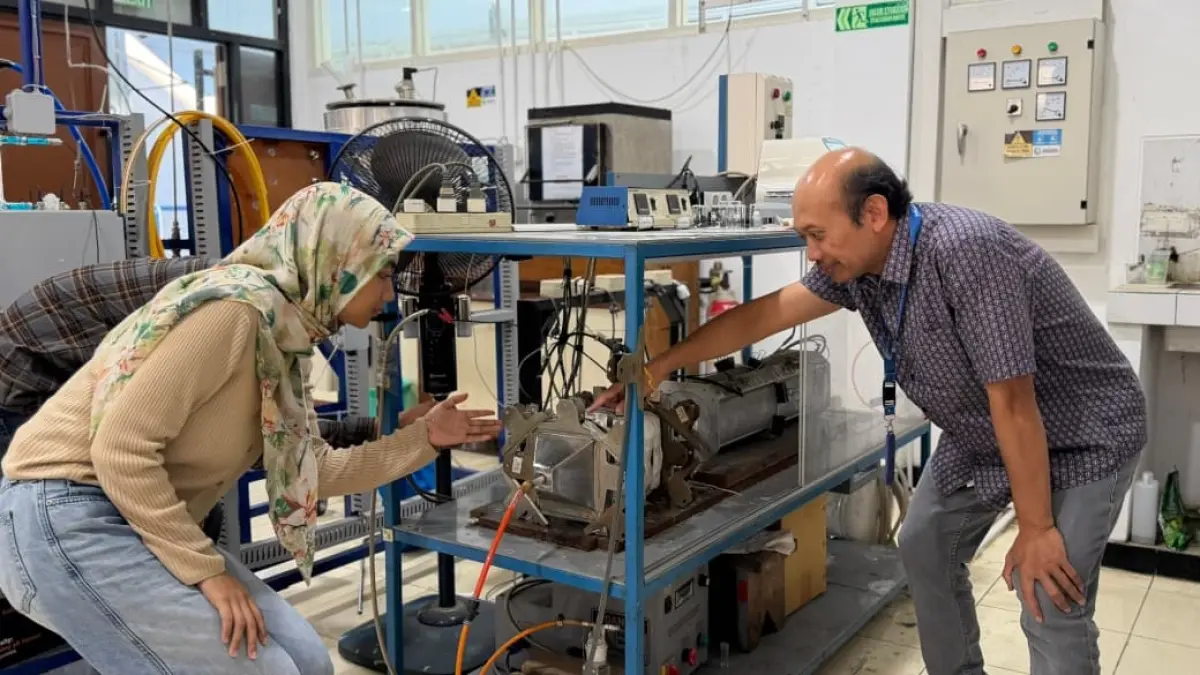 Prof. Dr. Eng. Kusdianto, S.T., M.Sc.Eng. menjelaskan kepada mahasiswa mengenai alat spray pyrolysis untuk menyintesis komposit material ZnO-Ag di Laboratorium Departemen Teknik Kimia ITS. (Rahmat Sudrajat) 