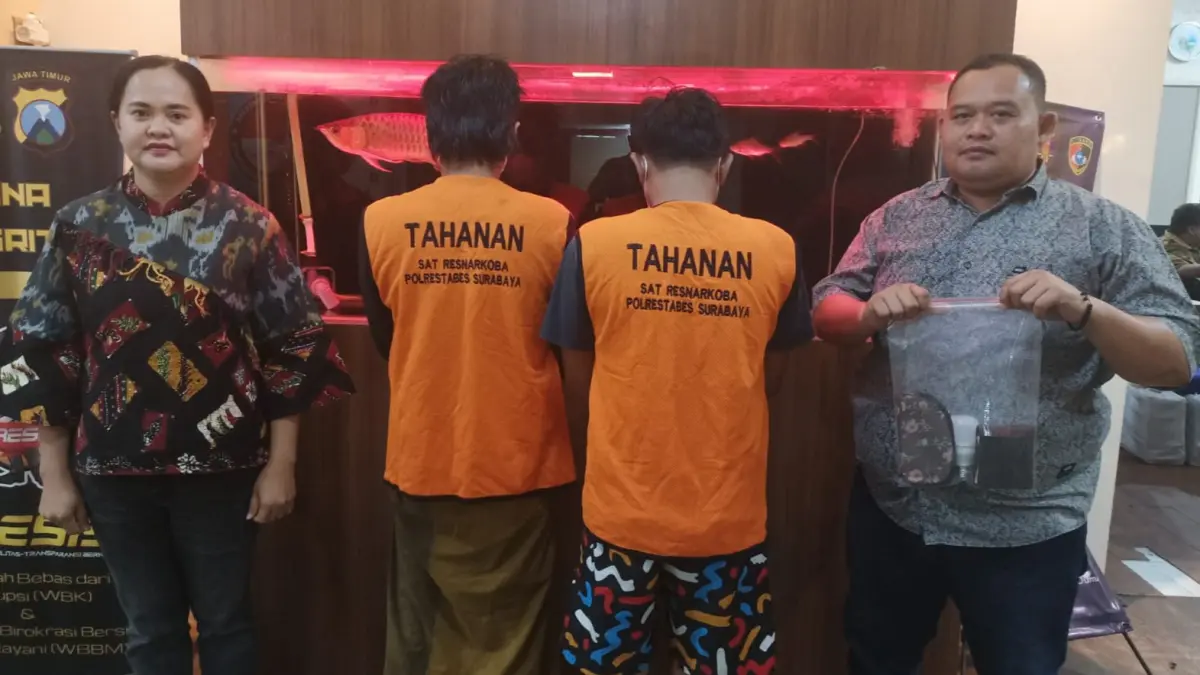 DITAHAN: Dua tersangka pengedar sabu diamankan Satresnarkoba Polrestabes Surabaya di kosnya Jalan Babatan Gang buntu, Surabaya. Mereka menyembunyikan sabu di bohlam.(IST/RADAR SURABAYA)