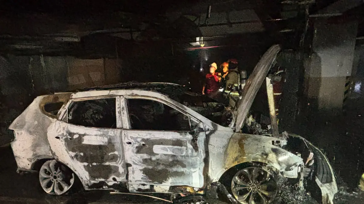 HANGUS: Kondisi mobil yang terbakar di basement apartemen wilayah Genteng Surabaya. Diduga akibat korsleting listrik pada mobil. (IST/RADAR SURABAYA)