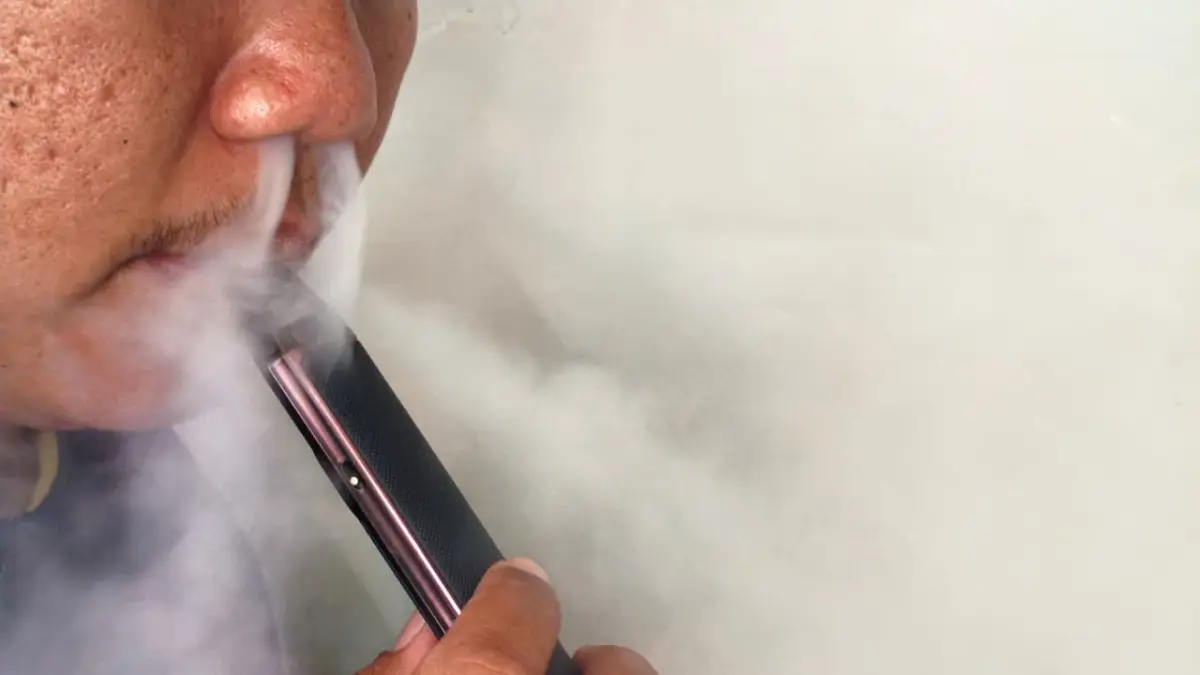 Ilustrasi penggunaan vape. Pengawasan terhadap penggunaan rokok elektronik maupun rokok konvensional di kalangan pelajar dinilai perlu diperketat. (Andy Satria) 