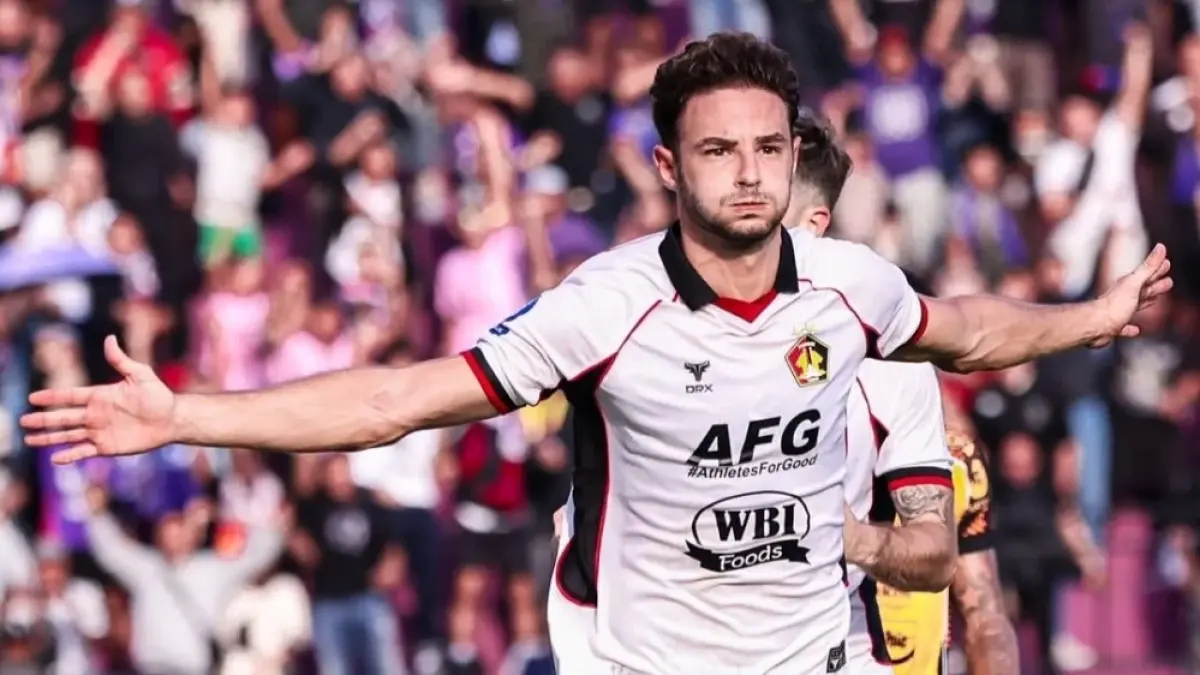 Jose Enrique bertahan bersama Persik Kediri. (I League) 