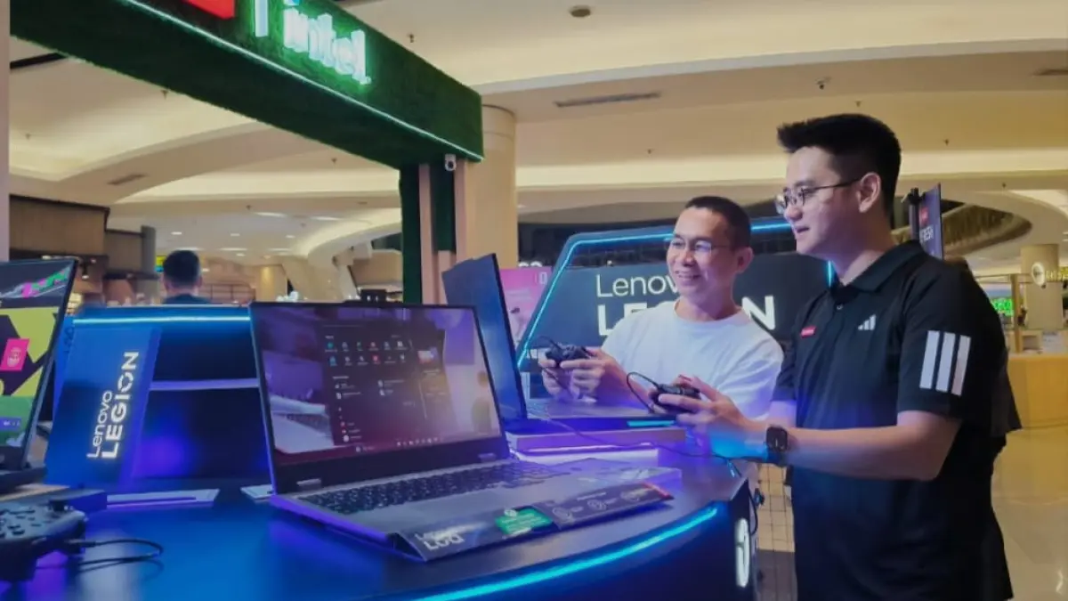 Limited Edition: Daud (kiri) bersama Hendry Lim saat mencoba bermain game lewat produk terbaru Lenovo seri FIFA World Cup 2026 limited edition di Surabaya. (M. Afiq Firdaus/Radar Surabaya) 