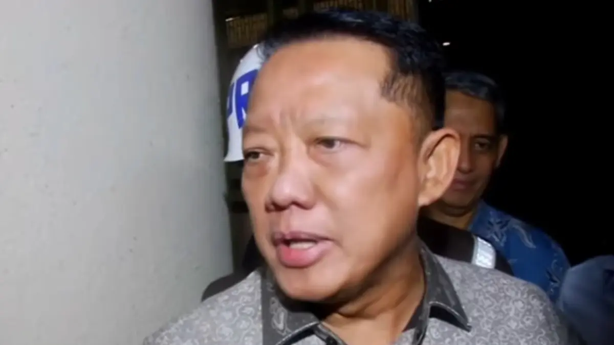 Mantan Jaksa Agung Muda Tindak Pidana Khusus (Jampidsus) Kejaksaan Agung, Febrie Adriansyah keluar gedung bundar tanpa mengenakan rompi oranye.