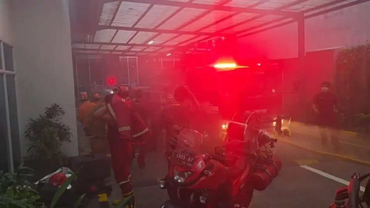 PEMADAMAN: Petugas DPKP Surabaya saat memadamkan api yang membakar mobil di parkiran basement apartemen di Surabaya Pusat.(IST/RADAR SURABAYA)