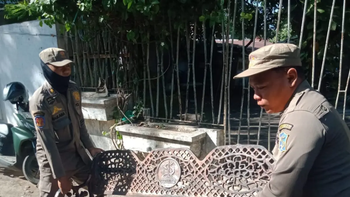 Petugas mengemankan kursi milik Pemkot Surabaya yang dijual di pedagang rongsokan. (IST)