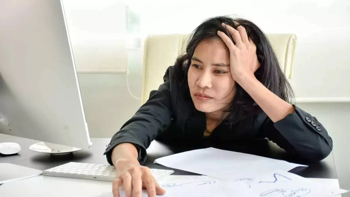 Seseorang tampak kelelahan saat bekerja diMerasa tubuh cepat lelah meski tidak sedang melakukan aktivitas berat kerap dianggap sebagai hal yang biasa. Foto: Ist.