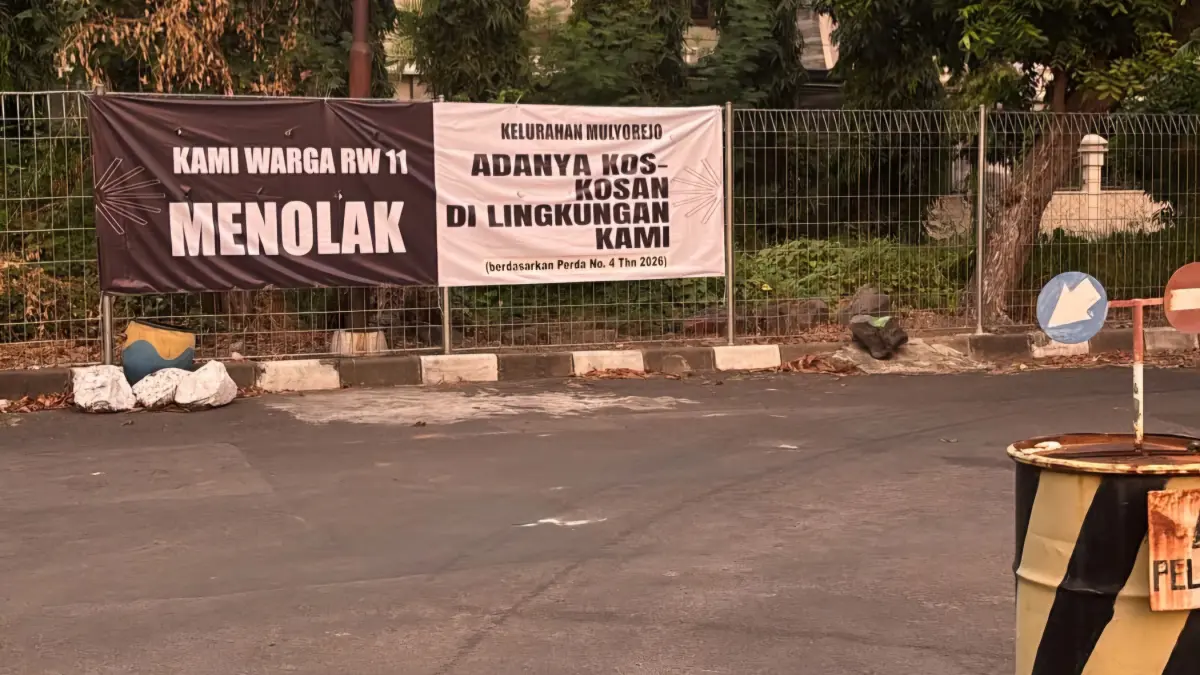 TERPAMPANG: Spanduk penolakan warga Dharmahusada Permai kos-kosan komersial. Mereka minta Pemkot Surabaya menegakkan perda.(IST/RADAR SURABAYA)