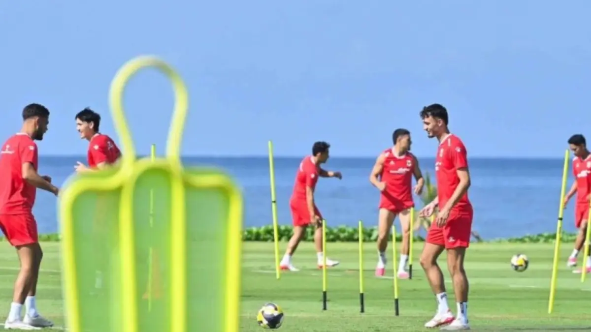 Timnas Indonesia menjalani sesi latihan di Training Center Bali United, Pantai Purnama, Gianyar, Bali, Kamis (23/7). )ANTARA FOTO/Fikri Yusuf/nym). 