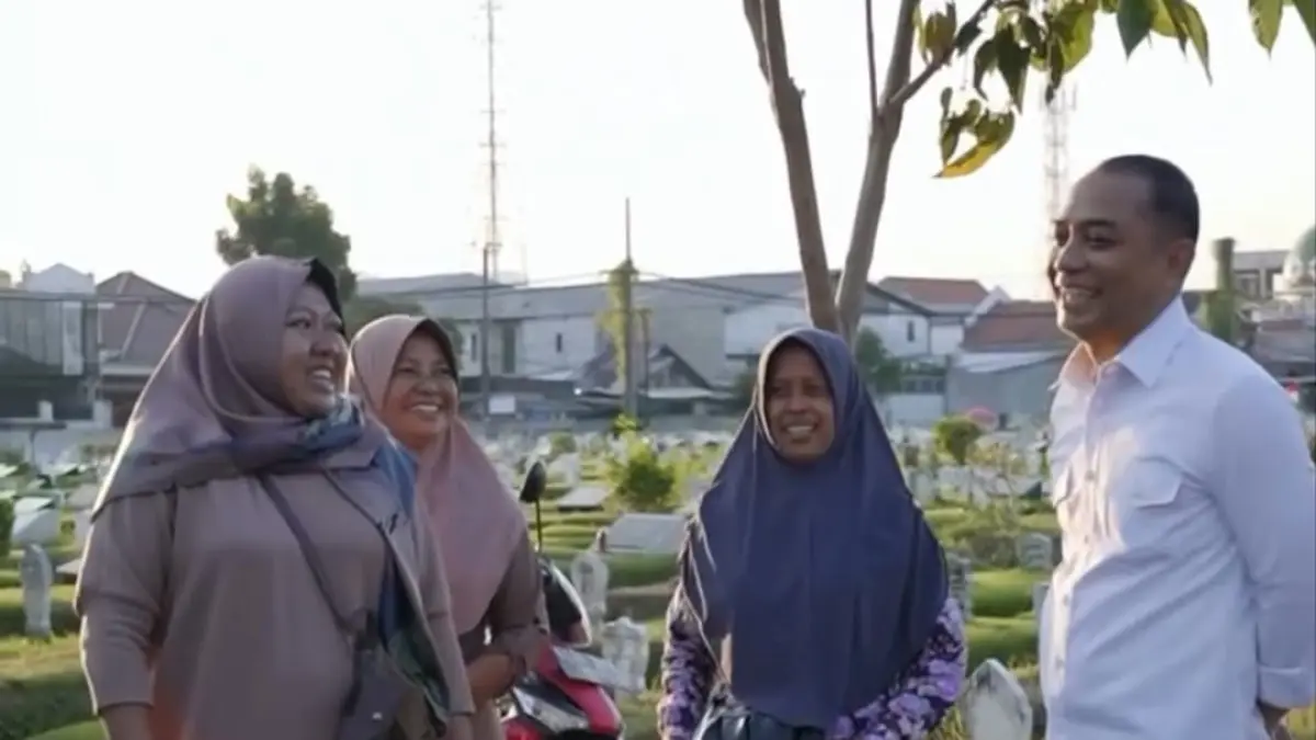 Wali Kota Surabaya Eri Cahyadi melakukan sidak di Makam Keputih. (IST)