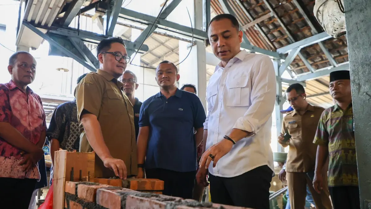 Wali Kota Surabaya Eri Cahyadi meninjau proyek revitalisasi pasar di Surabaya. (IST)