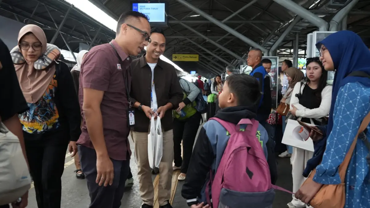 Anak-anak mengikuti kegiatan edukasi Hari Anak Nasional yang digelar KAI Daop 8 Surabaya di Stasiun Surabaya Gubeng. Selain mengenal profesi di dunia perkeretaapian, mereka juga diajak menonton film bersama di bioskop. (Rahmat Sudrajat) 