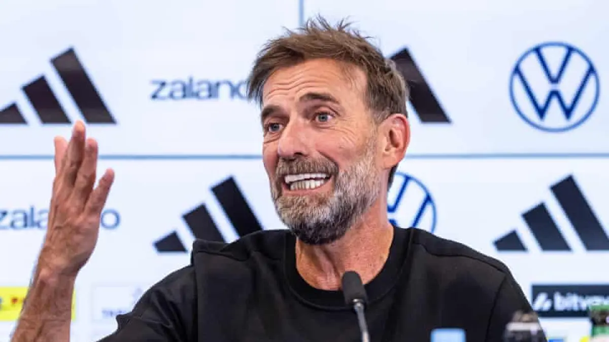 Jurgen Klopp berbicara kepada awak media saat diperkenalkan sebagai pelatih kepala baru Tim Nasional Jerman.(ThenGuardian/Markus Ulmer/GES Sportfoto/Getty Images). 