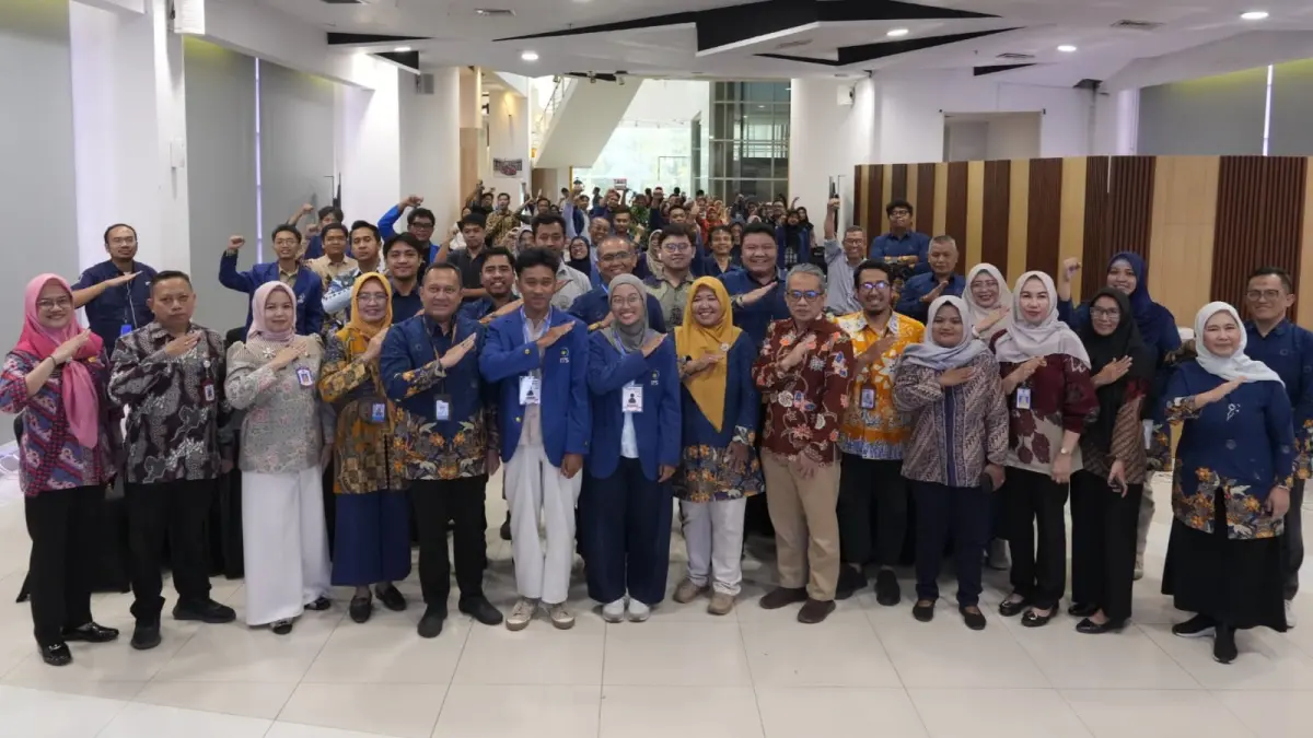 Sebanyak 125 mahasiswa bersama 25 ketua tim Tim Ekspedisi Patriot ITS bersiap diberangkatkan ke delapan kawasan transmigrasi di Indonesia untuk menjalankan program pemberdayaan masyarakat berbasis riset dan inovasi.(humas) 