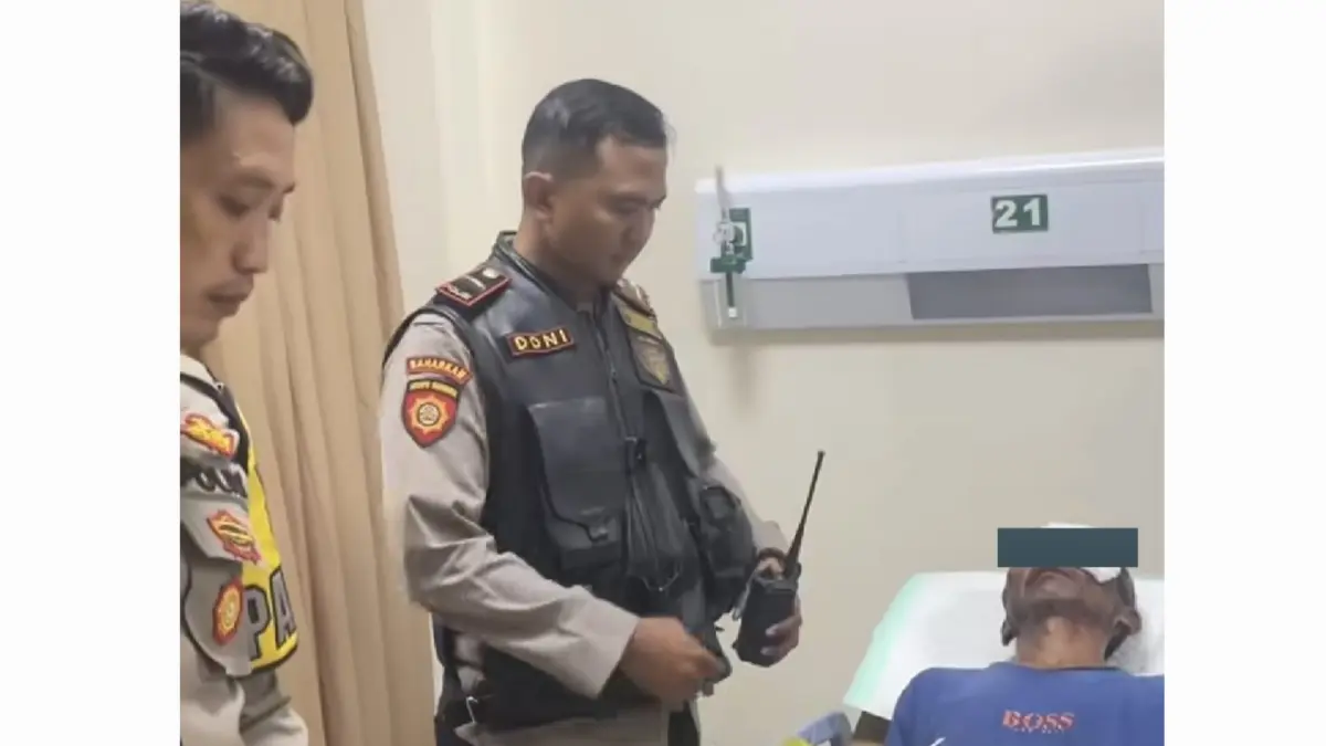 TERBARING: Terduga pelaku pencurian sepeda motor yang dihajar massa di Jalan Kendalsari, Surabaya. (IST/RADAR SURABAYA)