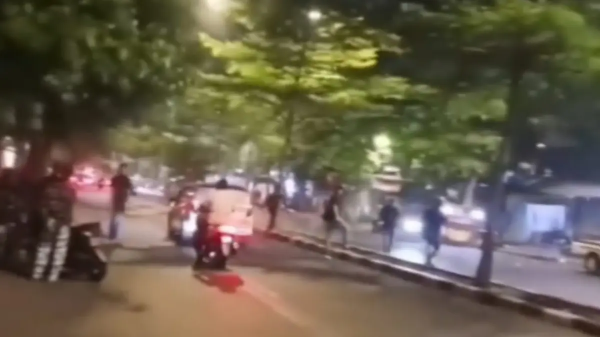 DIBUBARKAN : Polisi membubarkan massa pihak DC yang nyaris bentrok kembali dengan massa kelompok korban petugas parkir valet di Jalan Basuki Rahmat, Surabaya, Minggu (26/7).(IST/RADAR SURABAYA)