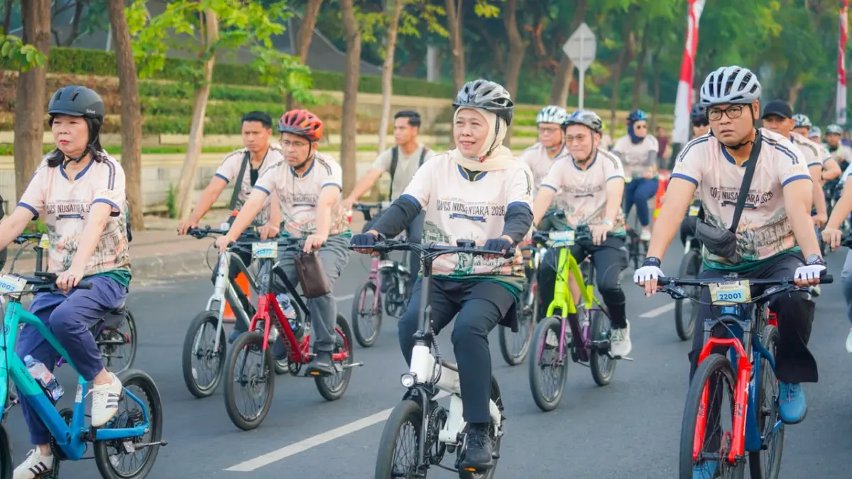 Gubernur Khofifah bersama jajaran pimpinan Bank Indonesia turut mengikuti Social Ride sejauh 18 kilometer dengan rute Tugu Pahlawan–Gedung Negara Grahadi–Balai Pemuda–Tugu Pahlawan.(Biro Adpim) 