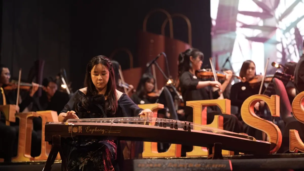 HARMONI DALAM PETIKAN: Alunan guzheng menambah kekayaan warna musik di Petra Youth Orchestra.(IST/RADAR SURABAYA)