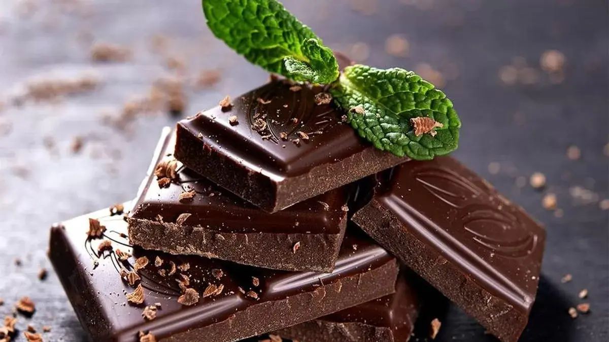 Ilustrasi dark chocolate dengan kandungan kakao tinggi. Cokelat jenis ini mengandung flavanol yang berpotensi membantu menjaga kesehatan jantung jika dikonsumsi dalam jumlah wajar. Foto: Ist.
