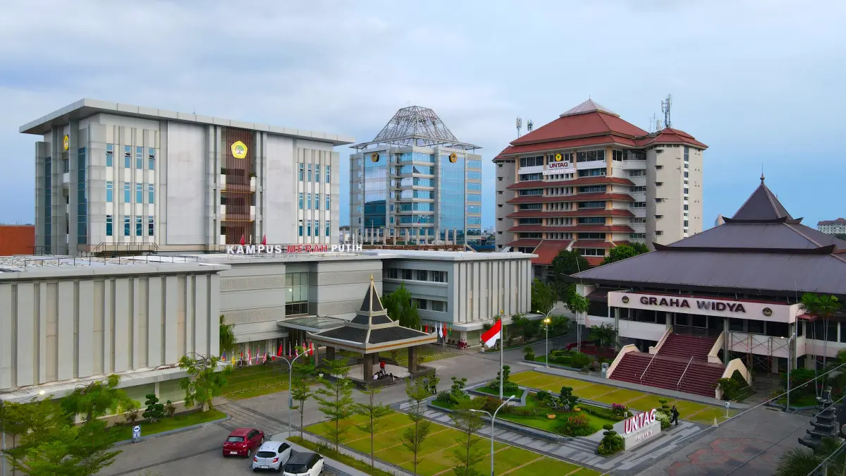 Kampus Untag Surabaya mengusung identitas Kampus Merah Putih dengan penerapan Catur Dharma Perguruan Tinggi yang menekankan nilai patriotisme bagi seluruh mahasiswa.