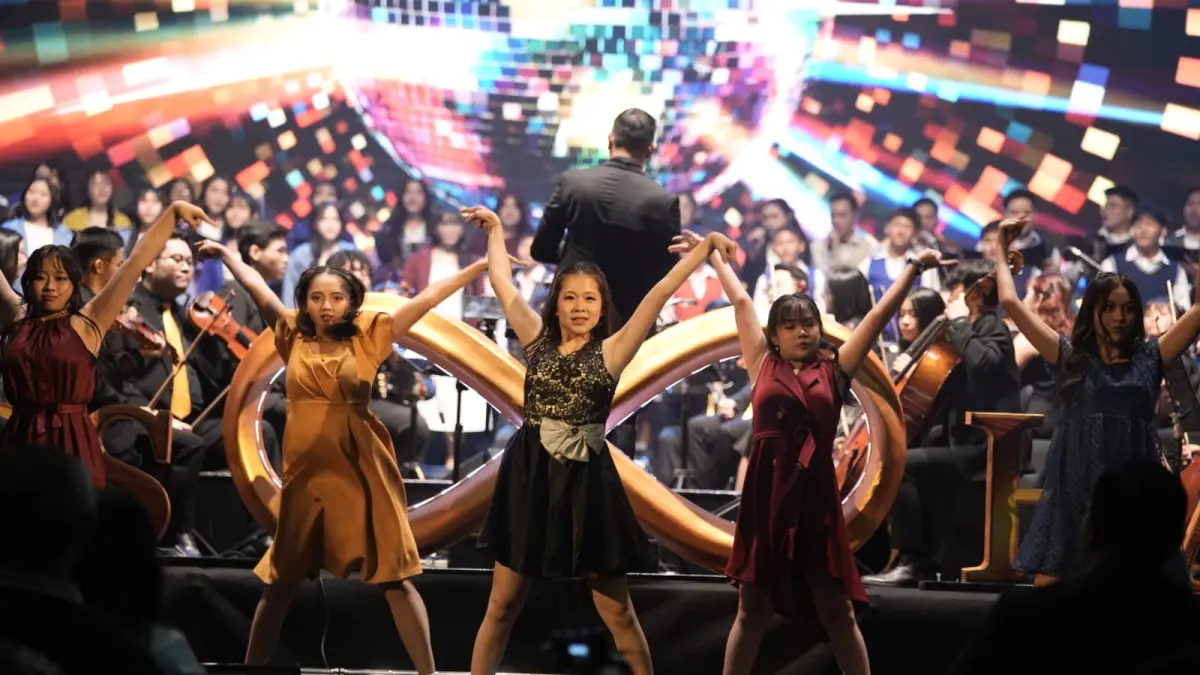 KOLABORASI: Penampilan energik Petra Youth Dancers menghadirkan visual dan musikal yang menarik.(IST/RADAR SURABAYA)
