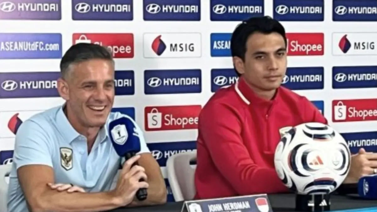  Pelatih kepala Timnas Indonesia John Herdman bersama kiper Timnas Indonesia Nadeo Argawinata dalam konferensi pers pralaga di Stadion Pakansari, Kabupaten Bogor, Jawa Barat, Minggu (26/7). (ANTARA/M Fikri Setiawan). 
