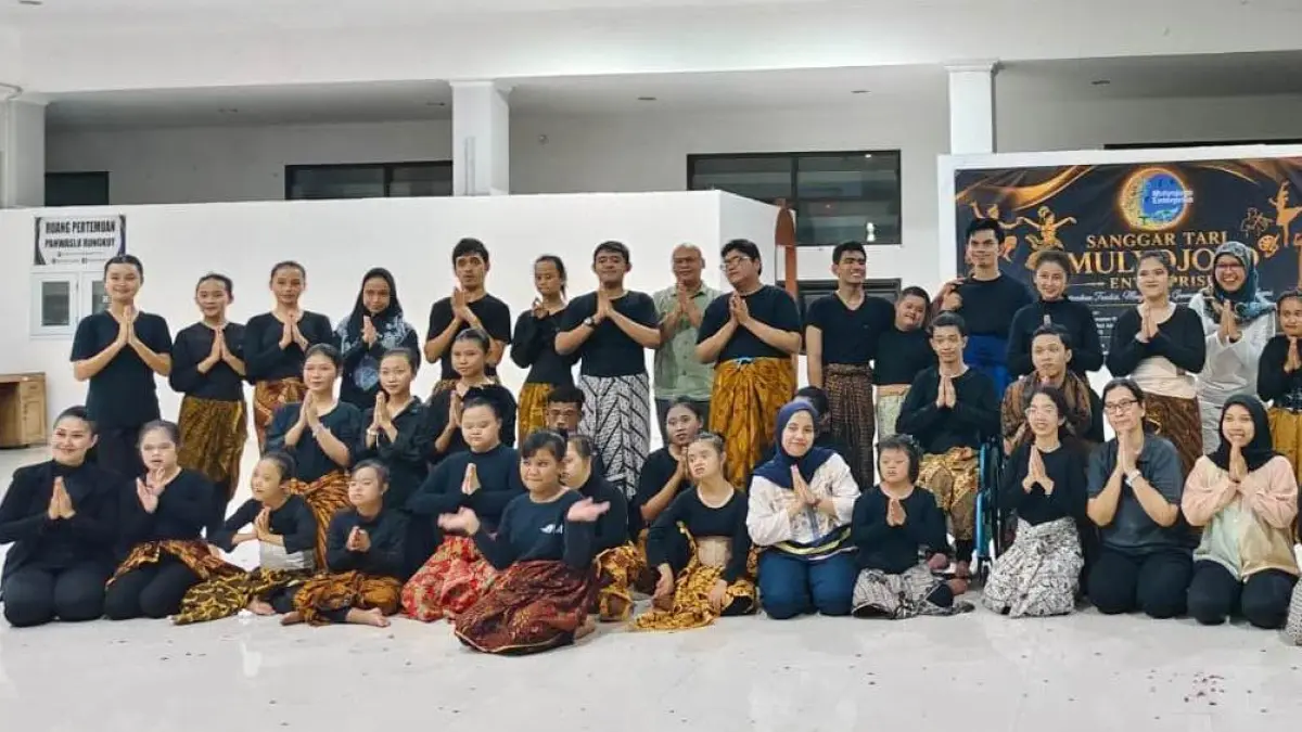 Pimpinan dan penari Sanggar Tari Mulyojoyo Enterprise (MJE) &nbsp;saat menerima kunjungan Tim Kemenkraf/Bekraf RI dan Tim Kabupaten/Kota Kreatif dalam rangka Uji Petik Penilaian Mandiri Kabupaten/Kota Kreatif 2026.