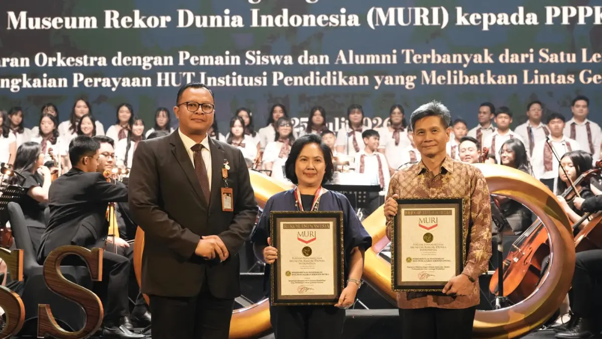 REKOR: PPPK Petra menerima dua rekor MURI sebagai apresiasi atas konsistensinya menghadirkan pendidikan berbasis kolaborasi lintas generasi melalui seni dan rangkaian perayaan HUT ke-75.(IST/RADAR SURABAYA)
