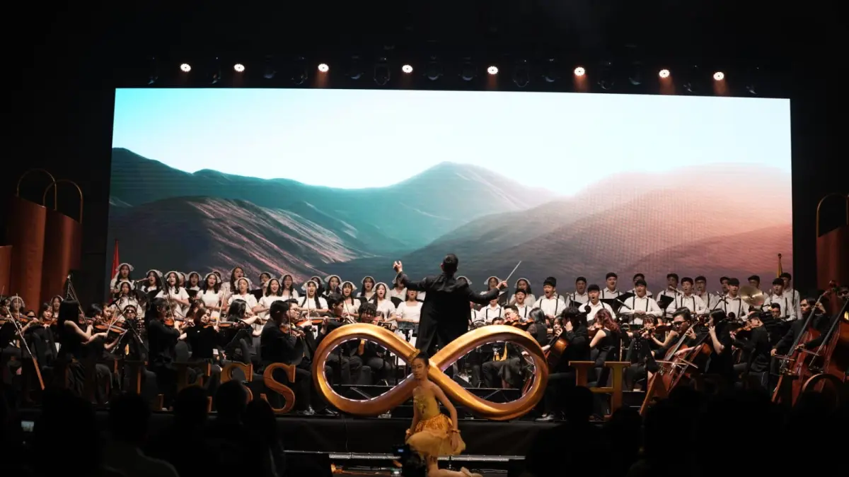 SATUKAN GENERASI: Petra Youth Orchestra bersama paduan suara, penari, dan para alumni menghadirkan harmoni lintas generasi dalam konser Timeless Harmony.(IST/RADAR SURABAYA)