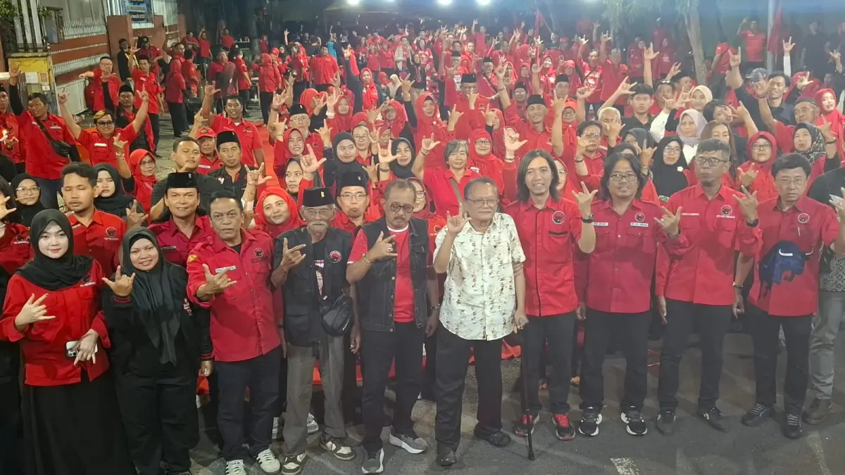 BERSATU: Ketua DPC PDIP Surabaya, Armuji bersama kader dan simpatisan saat malam refleksi peristiwa Kudatuli di Kantor DPC PDIP Surabaya. (IST/RADAR SURABAYA)