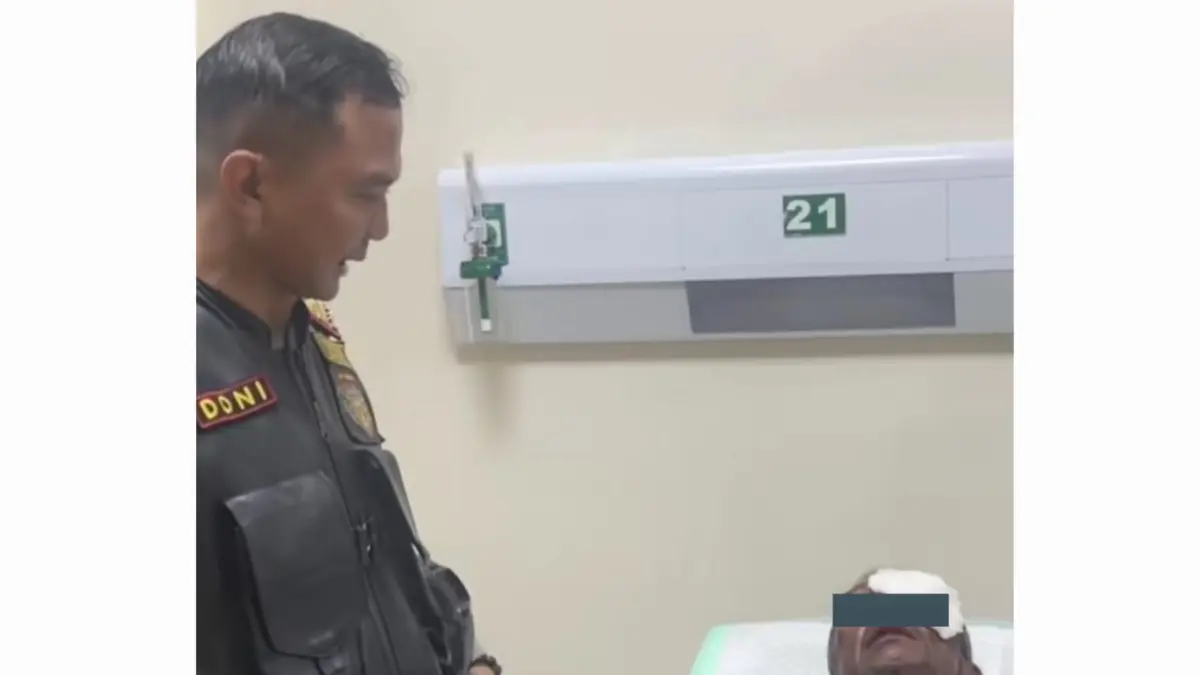 DIRAWAT: Pelaku curanmor di Jalan Kendalsari, Rungkut, Surabaya, ketika mendapat perawatan medis. (IST/RADAR SURABAYA)