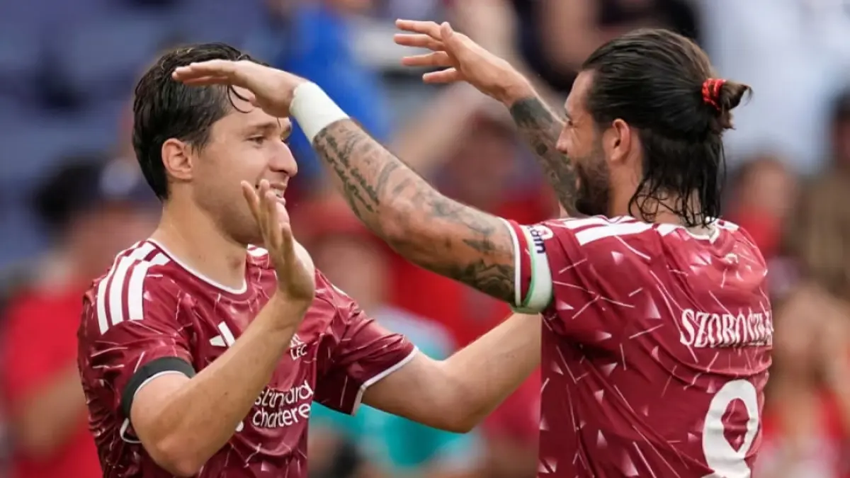 Federico Chiesa (kiri) merayakan gol ketiga Liverpool ke gawang Sunderland bersama Dominik Szoboszlai dalam laga yang berlangsung di Nashville.(The Guardian/George Walker IV/AP). 