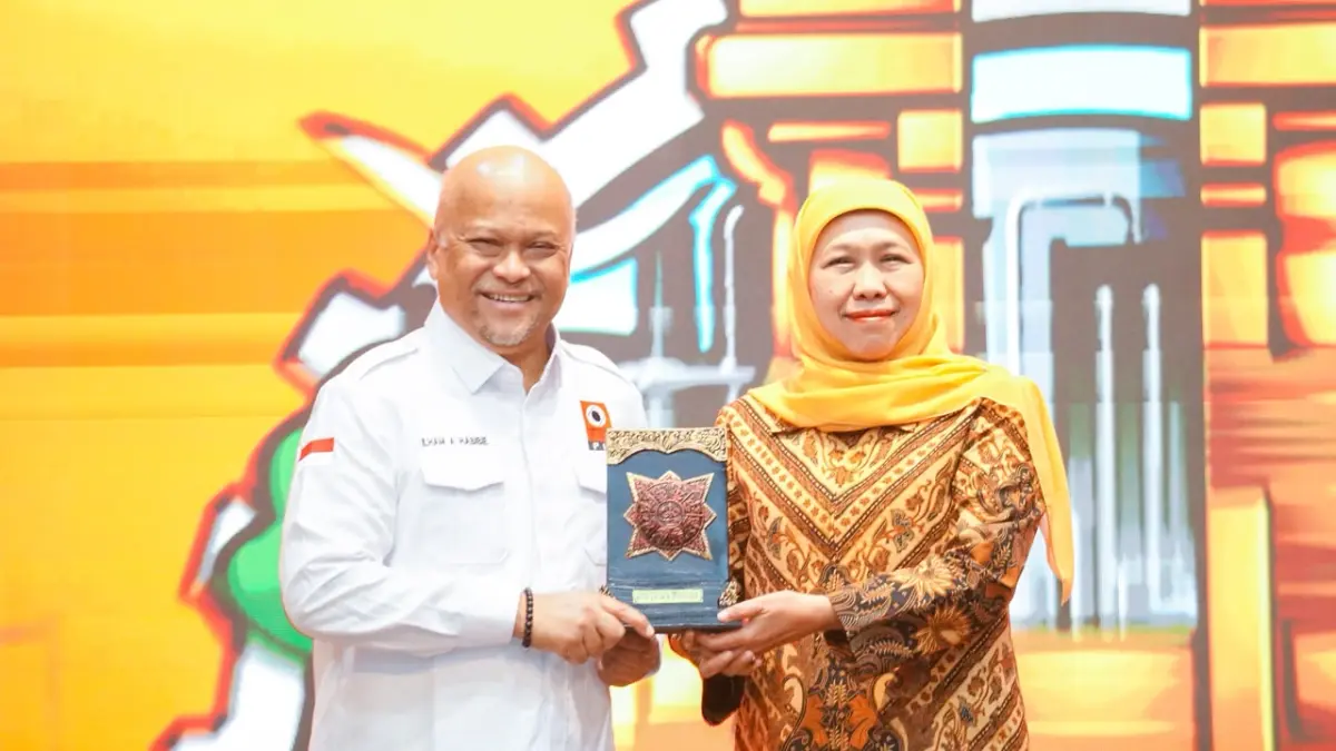 Gubernur Khofifah Indar Parawansa bersama  Ketua  Umum Persatuan Insinyur Indonesia (PII), Ilham Habibie. (Biro Adpim) 