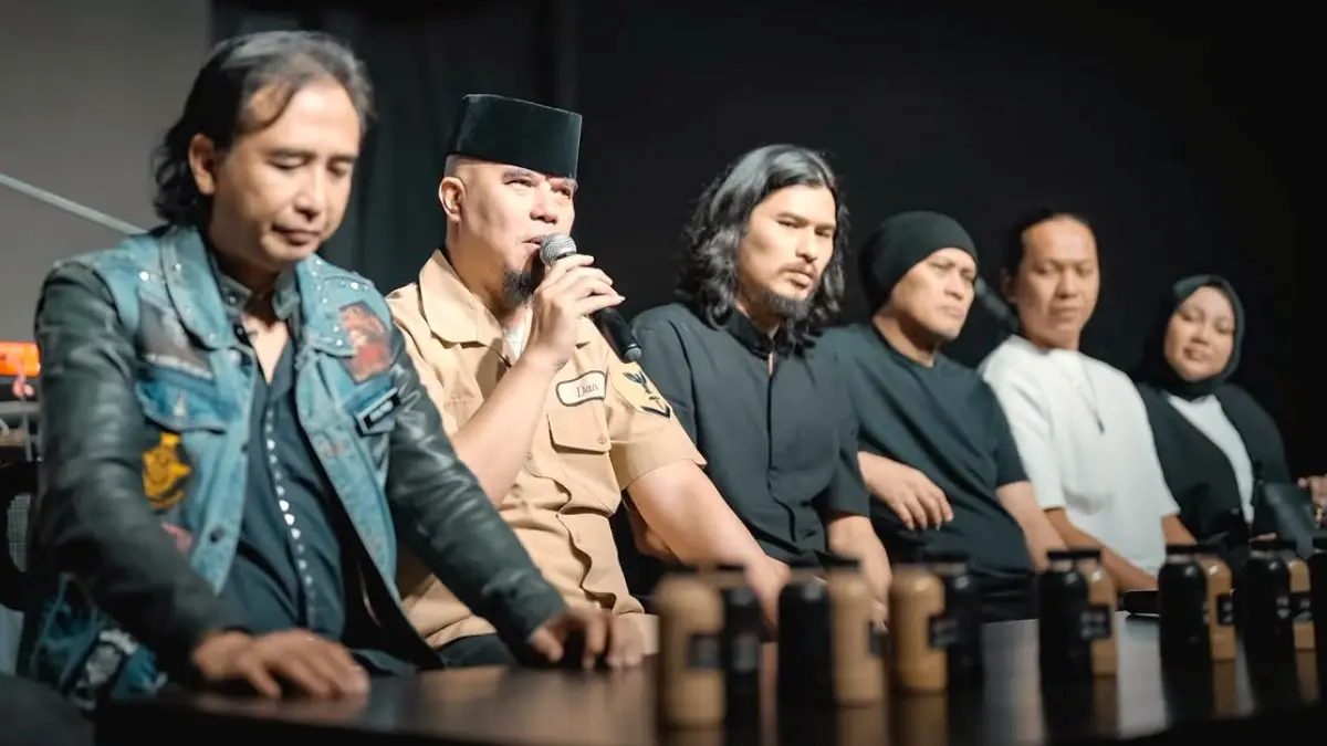 KEJUTAN: Pentolan Dewa 19, Ahmad Dhani bersama Piyu Padi Reborn (kiri) dan CEO JW Entertainment, Gagah Wibowo (dua dari kanan) saat jumpa pers persiapan Konser "Suroboyo Pride, When Legends Comeback to Surabaya.&nbsp;