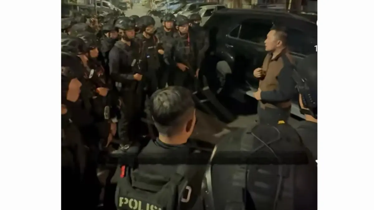 PENJAGAAN: Polrestabes Surabaya saat melakukan pengamanan di sekitar kantor DC Jalan Teuku Umar, Surabaya, usai bentrok dengan petugas parkir kafe.(IST/RADAR SURABAYA)