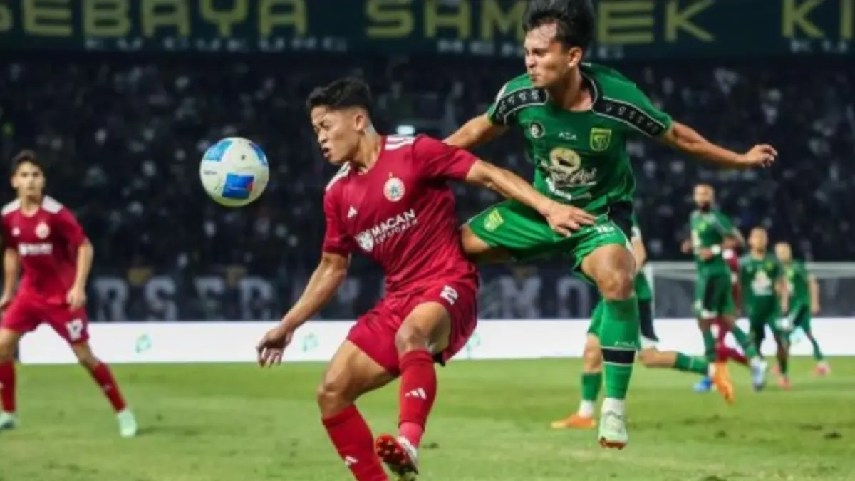 Rio Fahmi (kiri) berebut bola dengan Catur Pamungkas. (Antara/Rizal Hanafi). 