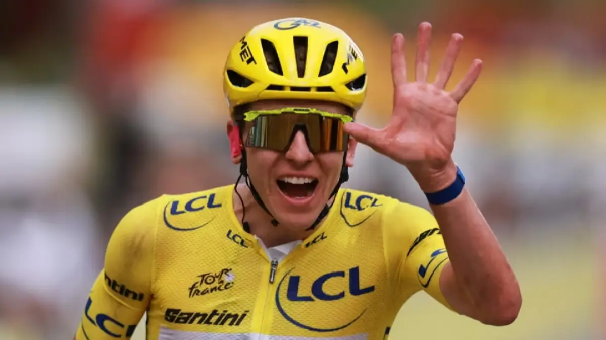 Tadej Pogacar merayakan keberhasilannya meraih gelar kelima Tour de France.(The Guardian/Stephanie Lecocq/Reuters) 