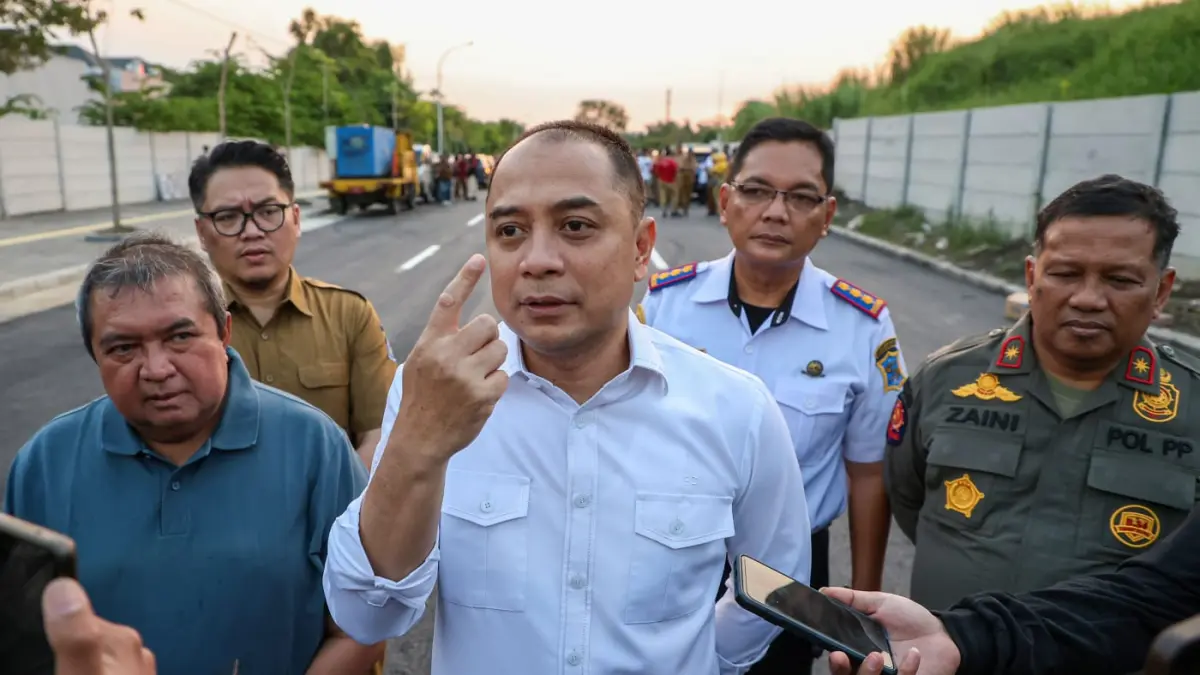 Wali Kota Surabaya Eri Cahyadi memberikan keterangan kepada awak media. (IST)