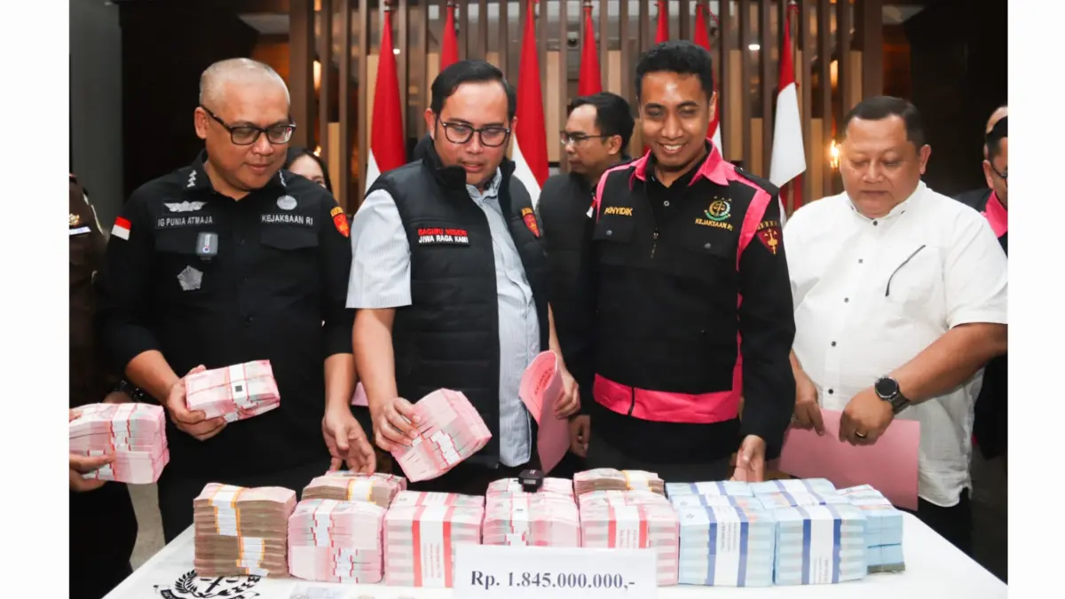 DISITA: Kejati Jatim menunjukkan barang bukti kasus dugaan pungli perizinan di Dinas ESDM Provinsi Jatim.(ANDY SATRIA/RADAR SURABAYA)