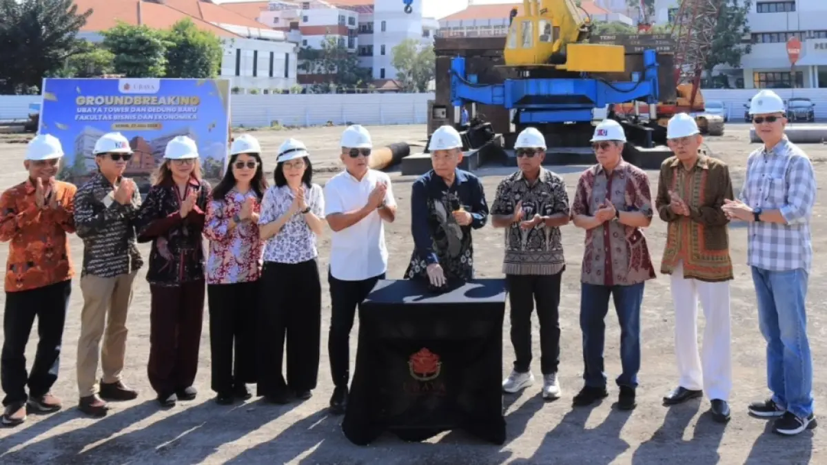 GROUND BREAKING; Ketua Yayasan Universitas Surabaya, Drs. Darmo Handoyo, Apt. (tengah) didampingi Rektor Ubaya, Dr. Benny Lianto (enam dari kiri) meresmikan pembangunan Ubaya Tower dan gedung baru FBE Ubaya. (Humas) 