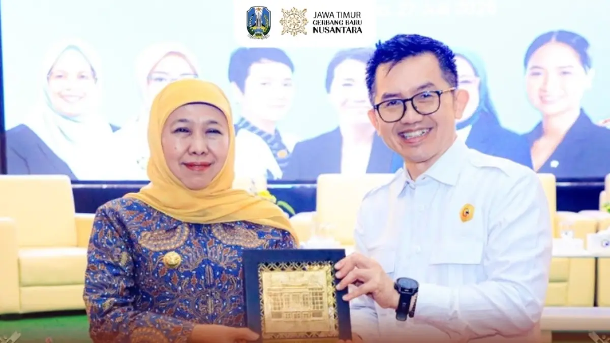 Gubernur Khofifah Indar Parawansa bersama Kepala Lembaga Administrasi Negara (LAN) RI, Muhammad Taufik. (Biro Adpim) 