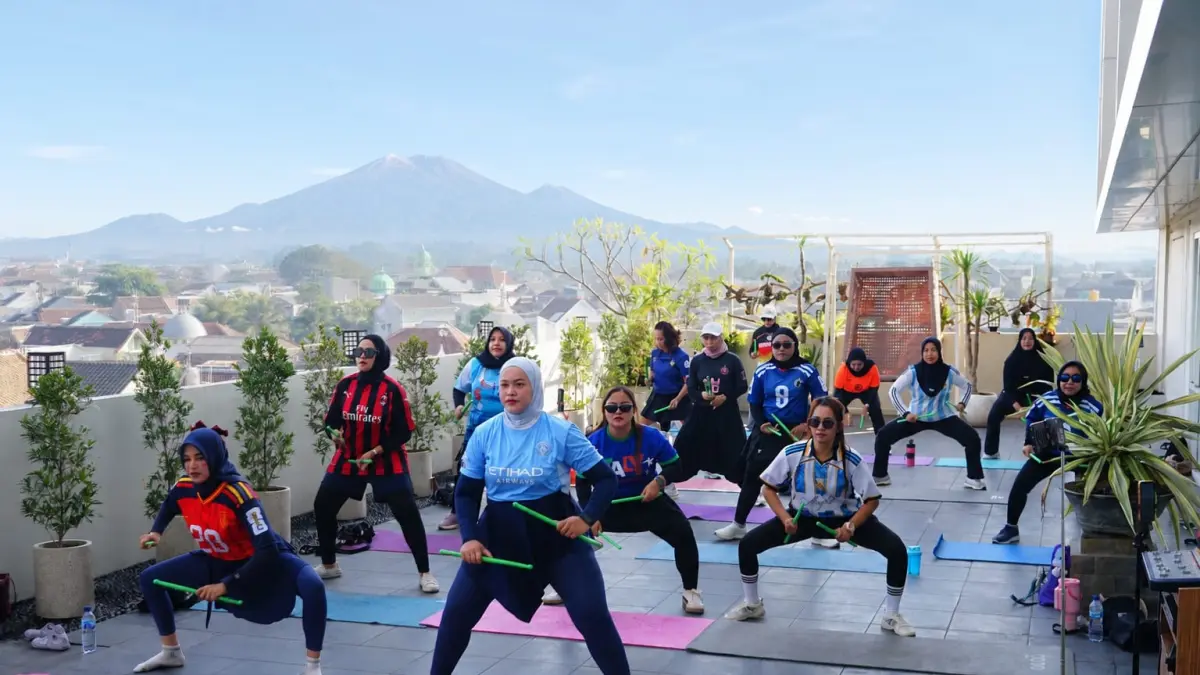 INDAH: Atria Hotel Malang memiliki fasilitas kolam renang outdoor dan view pegunungan. (IST/RADAR SURABAYA)