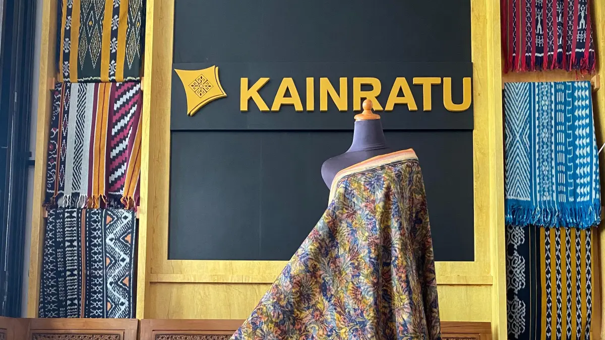 KAINRATU menghadirkan beragam produk tenun, mulai dari kain hingga busana siap pakai.