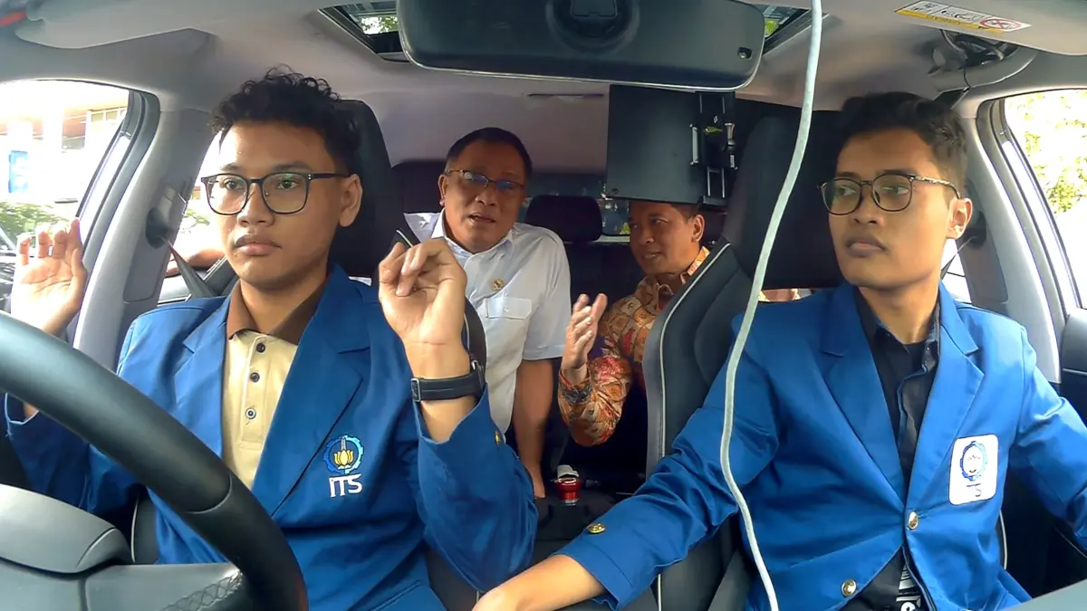 Mobil otonom hasil pengembangan STP ICT dan Robotika ITS menjalani uji coba di lingkungan Kampus ITS.