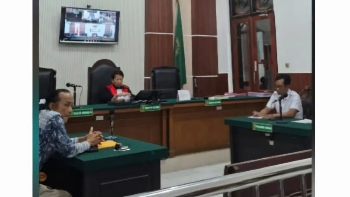 PUTUSAN: Hakim memutuskan praperadilan yang diajukan tersangka pengedar sabu ditolak. Sidang ini berlangsung di PN Surabaya.(IST/RADAR SURABAYA)