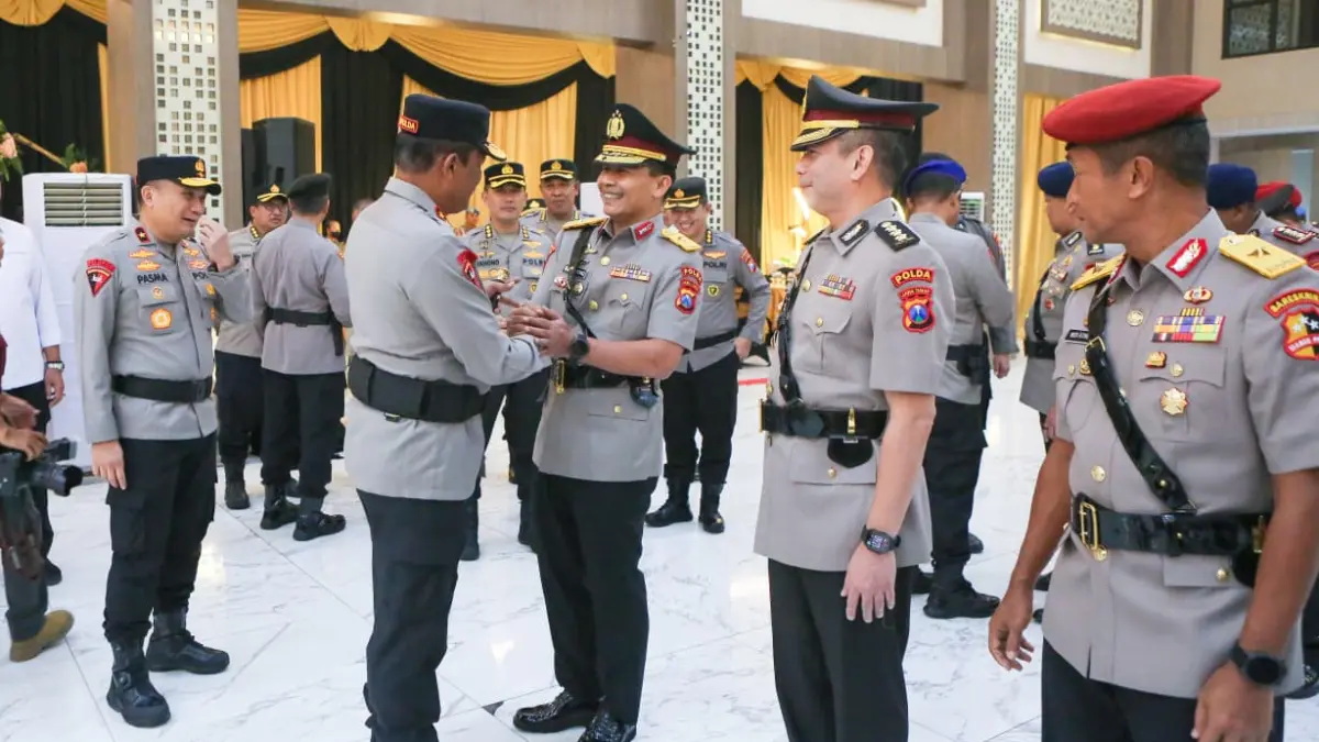 RESMI: Kapolda Jatim Irjen Pol Nanang Avianto didampingi Wakapolda Brigjen Pol Pasma Royce usai melaksanakan upacara sertijab kapolres jajaran di lingkungan Polda Jatim.sebanyak 18 kapolres dimutasi.(IST/RADAR SURABAYA)