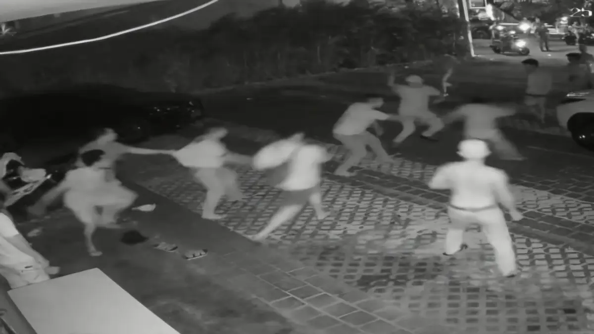 TEREKAM: Rekaman CCTV pembacokan petugas parkir kafe di Jalan Basuki Rahmat, Surabaya, yang dilakukan oleh sekelompok DC.(IST/RADAR SURABAYA)