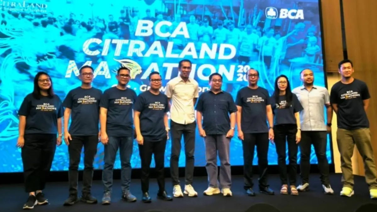 BCA Citraland Marathon 2026: Lauw Hendra (tengah baju putih) bersama Yuliarso Christiono (tiga dari kiri), Freddy Teguh (dua dari kanan) dan Stephen Pradana (empat dari kiri) serta panitia dan rekan bisnis foto bersama usai press cenference BCA Citraland Marathon 2026 yang akan digelar dengan peserta dan jumlah hadiah lebih banyak. (M. Afiq Firdaus/Radar Surabaya) 
